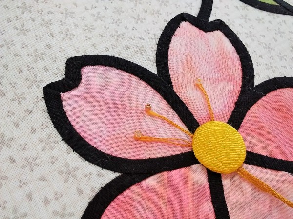 桜のステンドグラスキルト♢キルトバイアスを縫いとめていきますサムネイル